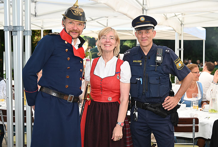 Wirtin Antje Schneider mit Polizeibegleitung beim Kocherlball im Biergarten am Chinesischen Turm 20.07.2025 (©Foto: Ingrid Grossmann)